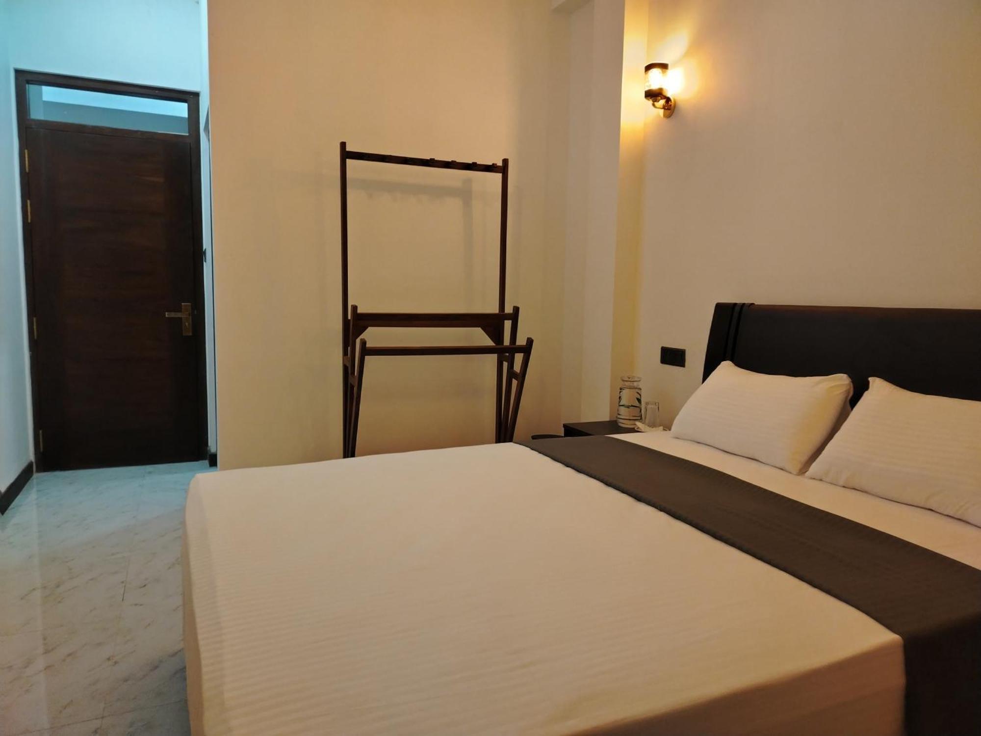 Diora Hotel Ratnapura Room photo